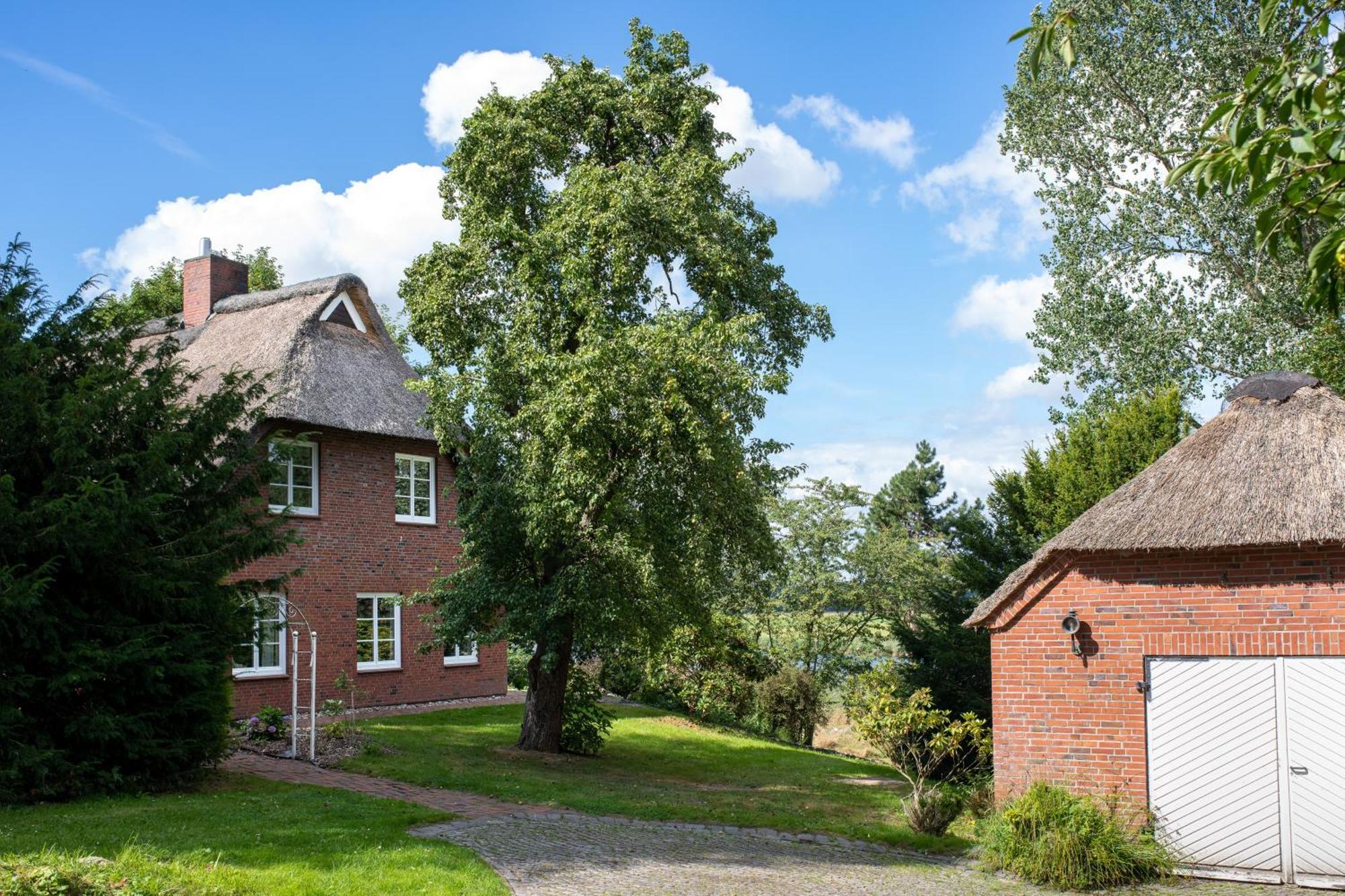 Villa Reetdachhaus Eiderblick Breiholz Esterno foto